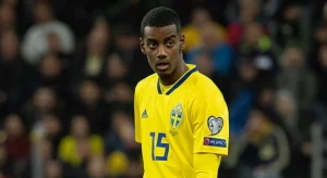 Alexander Isak spelar en match för Sveriges landslag i fotboll som stegrar på Fifas världsranking.