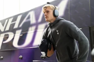 lucas bergvall på väg till match