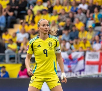 Sverige slår Danmark i premiären – Asllani med 200 matcher